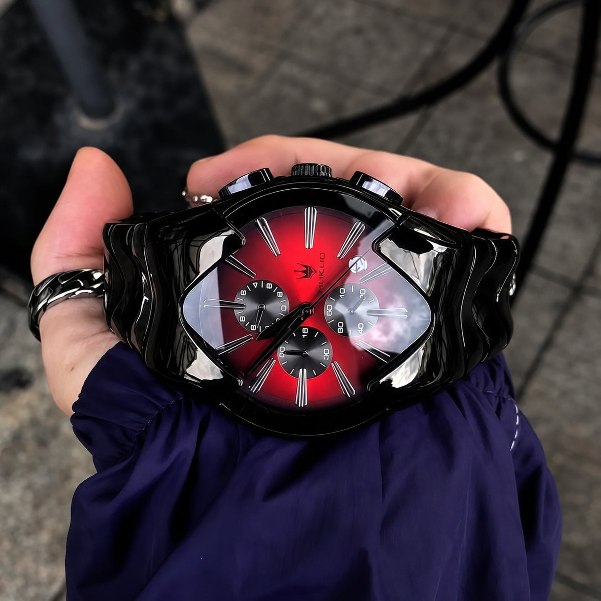 Sculptural Wave-Link Chronograph Watch – 43mm Integrated Steel Bracelet