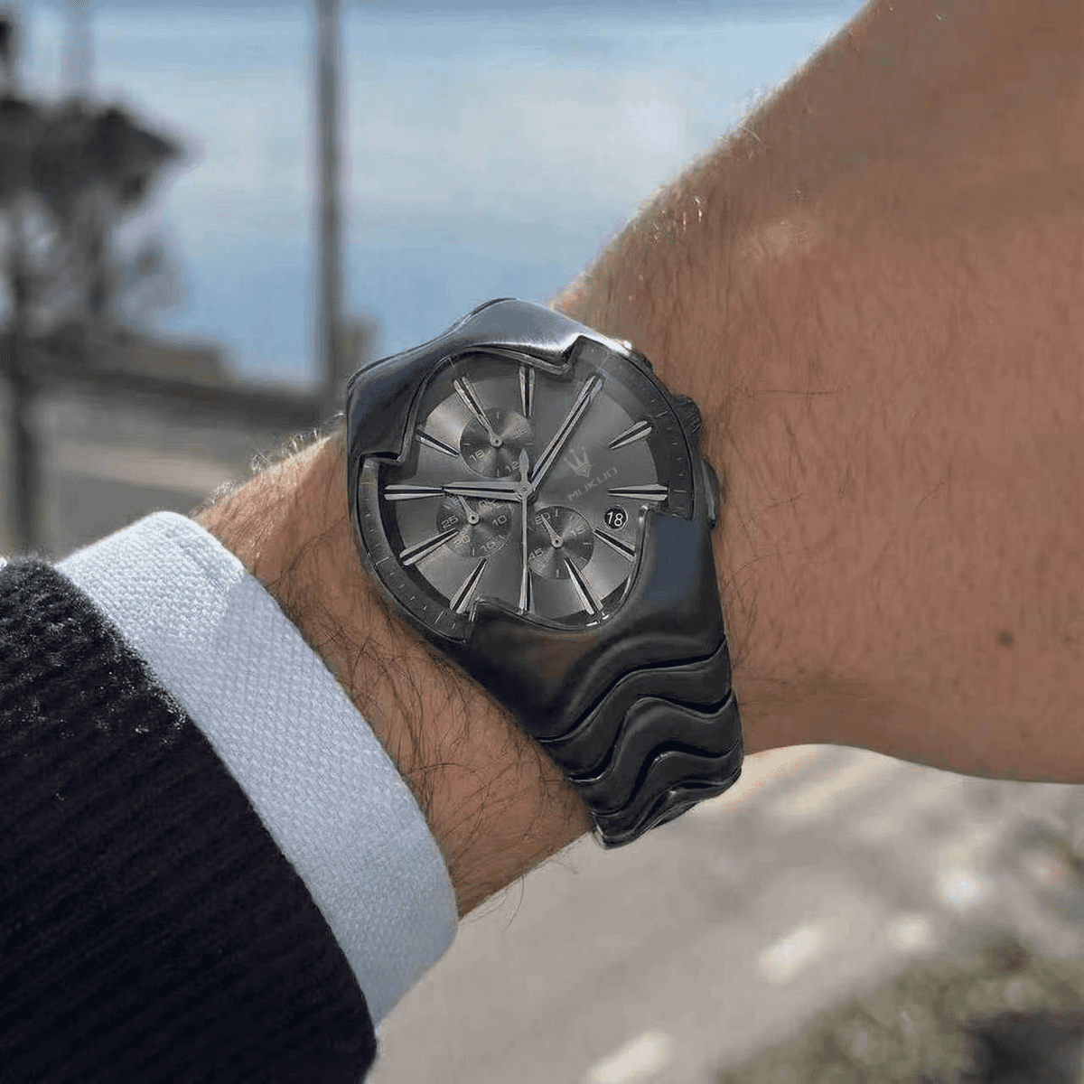 Sculptural Wave-Link Chronograph Watch – 43mm Integrated Steel Bracelet